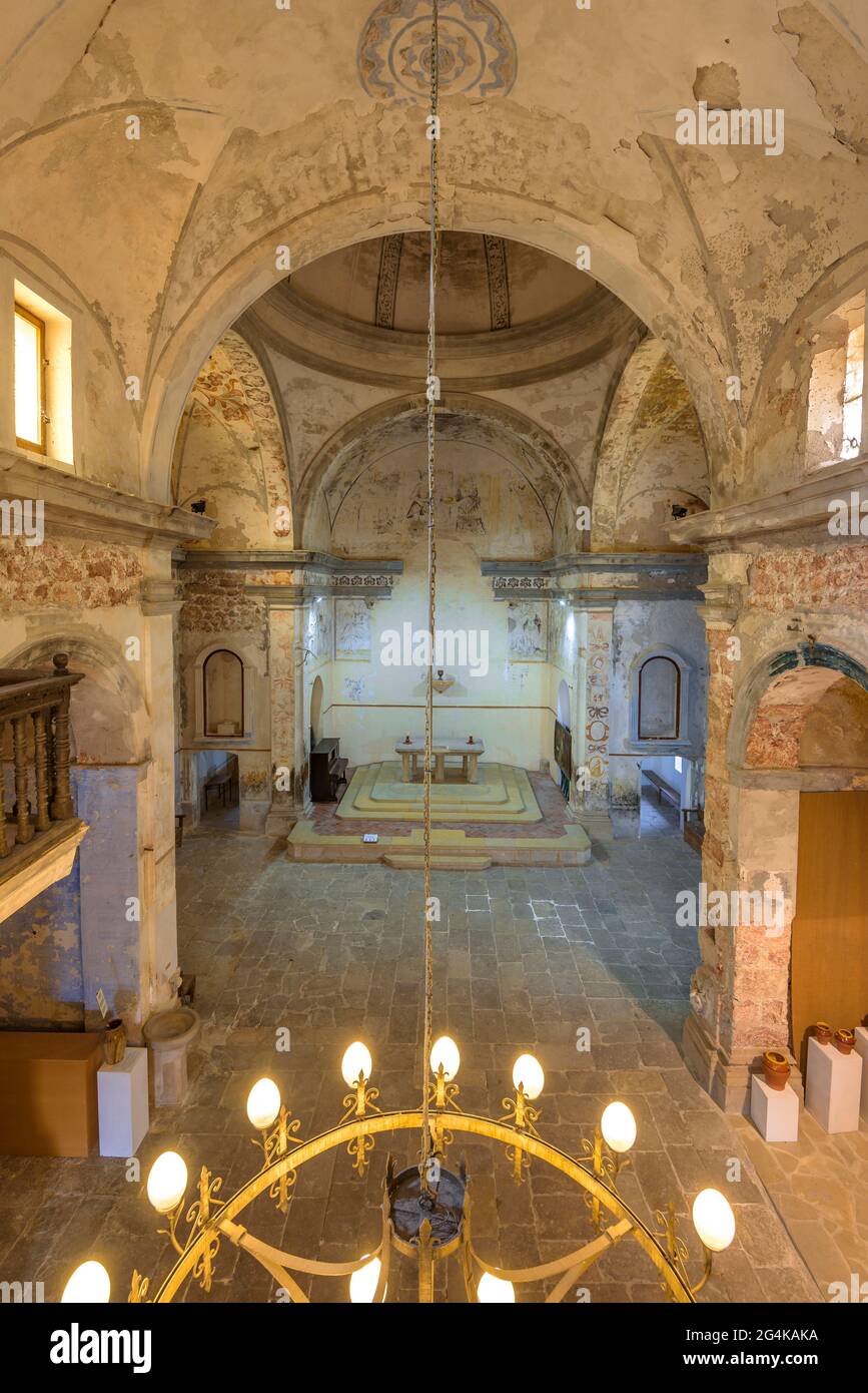Im Inneren der alten Kirche von Miravet (Tarragona, Katalonien, Spanien) ESP: Interior de la iglesia antigua de Miravet (Tarragona, Cataluña, España) Stockfoto
