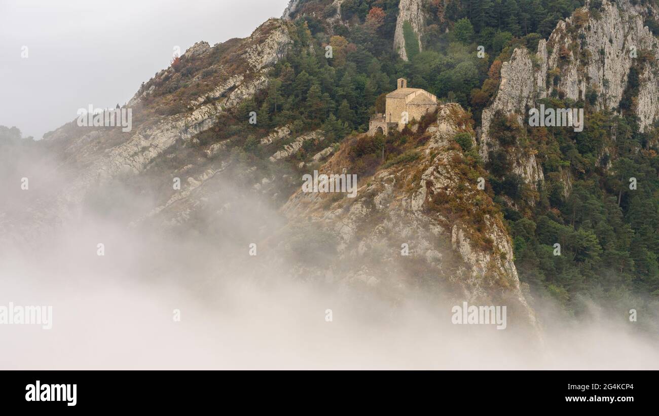 Sant Pere de Madrona Einsiedelei mit Nebel. Vom Gipfel des Agulles del Mercadal aus gesehen (Berguedà, Katalonien, Spanien, Pyrenäen) Stockfoto