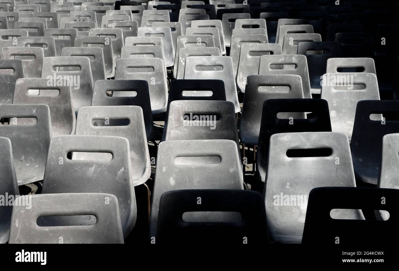 Schwarze Stühle auf dem Vatikanplatz Stockfoto