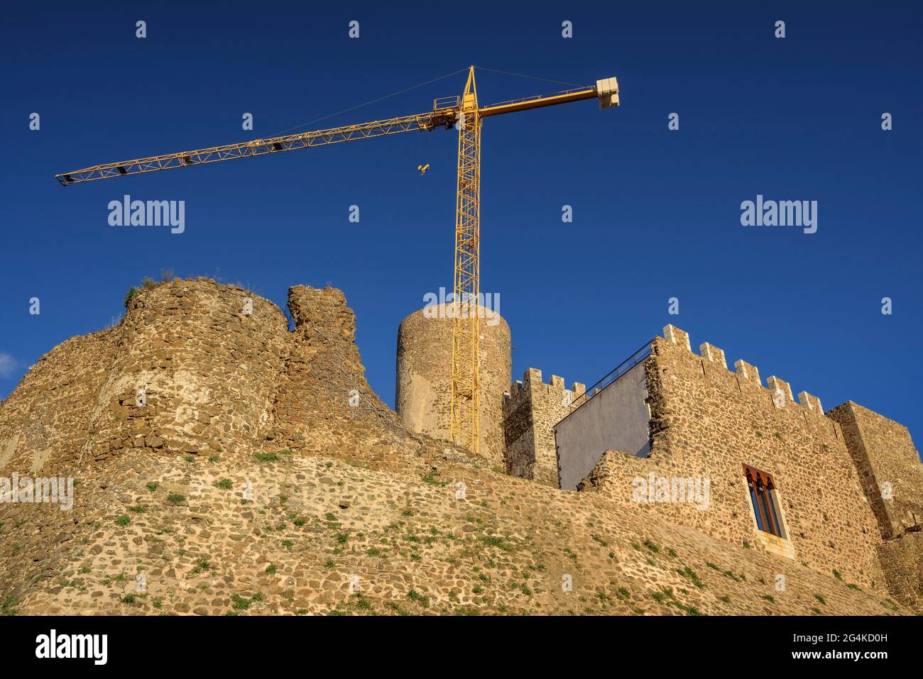 Südfassade der Burg Montsoriu (Arbúcies, La Selva, Katalonien, Spanien) ESP: Fachada sur del Castillo de Montsoriu (Arbúcies, Cataluña, España) Stockfoto