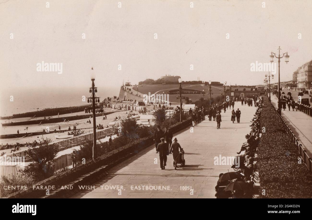 Centre Parade und Wish Tower, Eastbourne, 1935. Blick auf die Küste des beliebten Resorts Eastbourne an der Küste von Sussex. Martello-Türme wurden zwischen 1802 und 1814 an der englischen Küste errichtet, um sich gegen die Invasion der Franzosen während der Napoleonischen Kriege zu verteidigen. Stockfoto