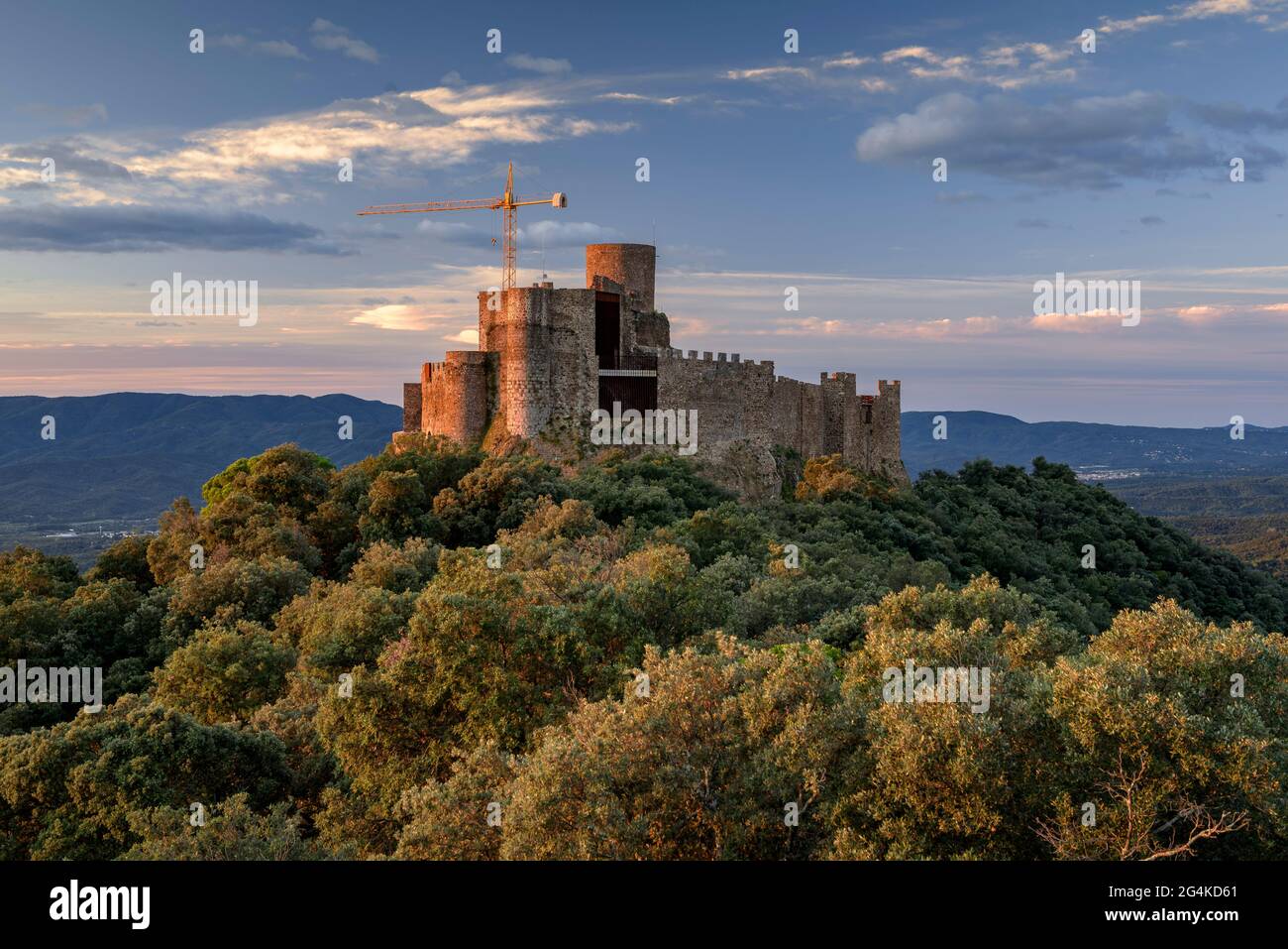 Sonnenaufgang auf der Burg Montsoriu vom Aussichtspunkt des Torre de les Bruixes aus gesehen (Arbúcies, La Selva, Katalonien, Spanien) Stockfoto