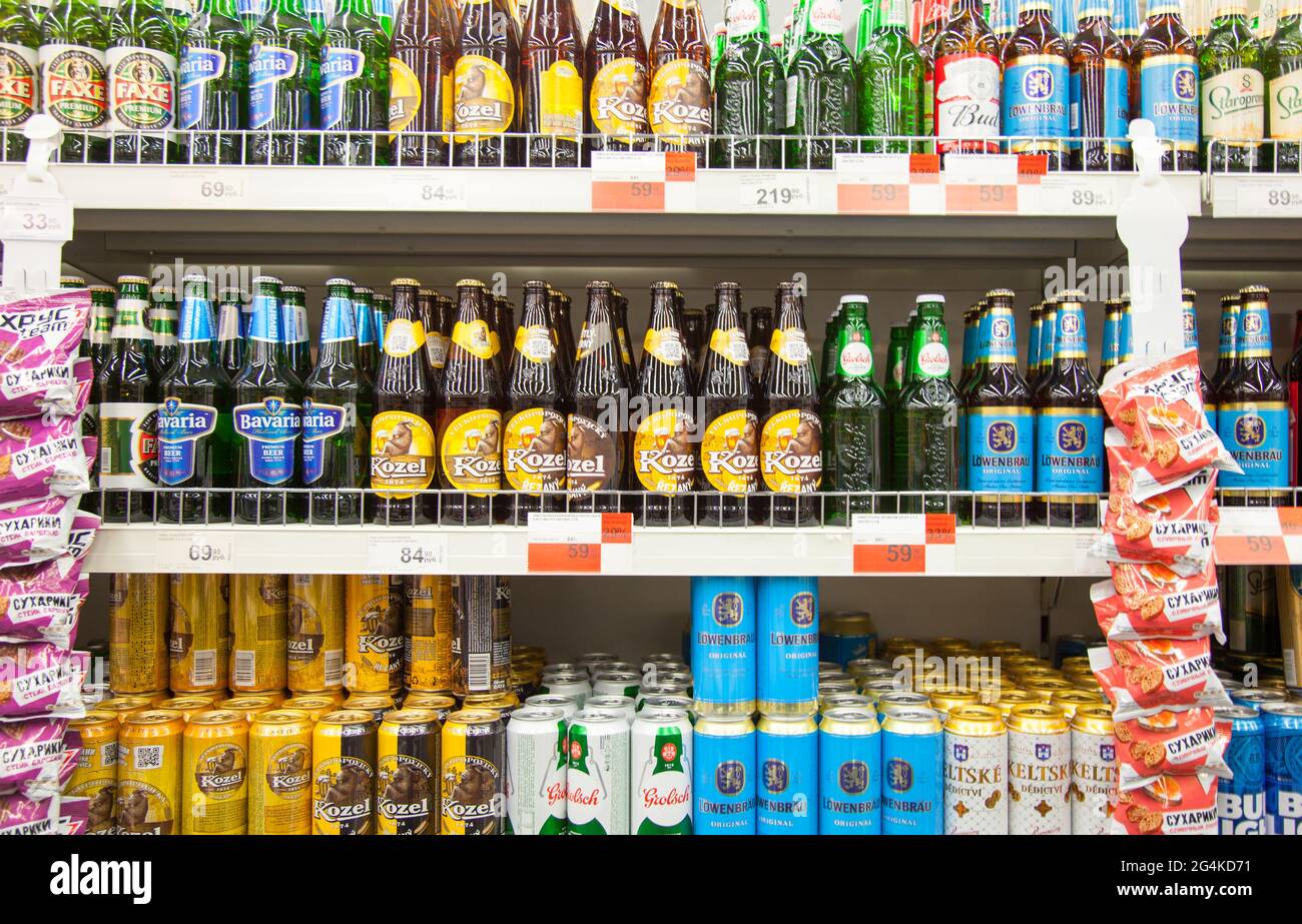 Kaliningrad, Russland - 31. Januar 2021: Bier auf Supermarktregalen. Stockfoto