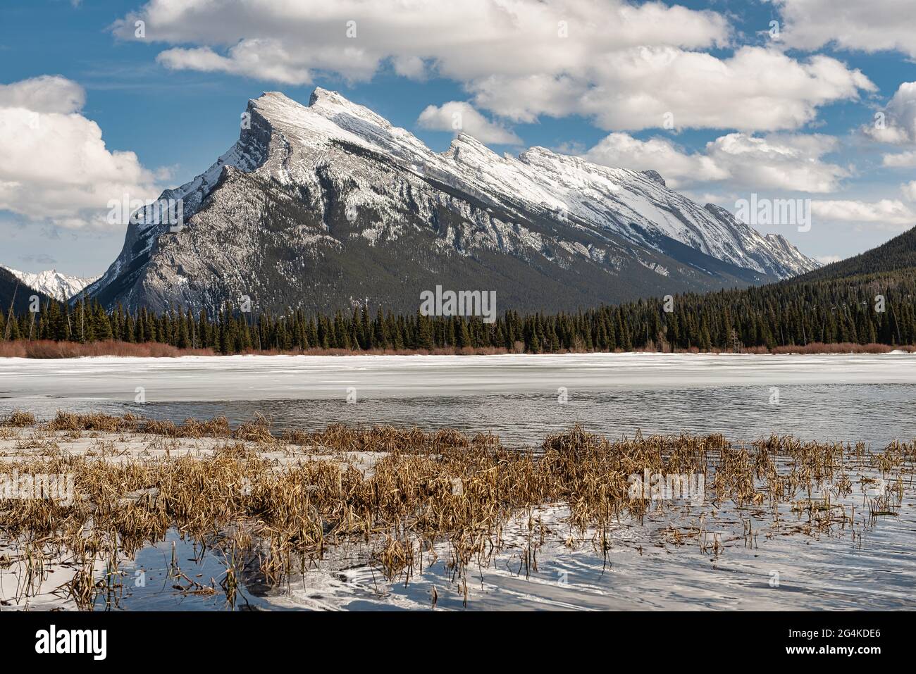 Wunderschöne Aufnahme des schneebedeckten Mount Rundle im Banff National Park, Kanada Stockfoto