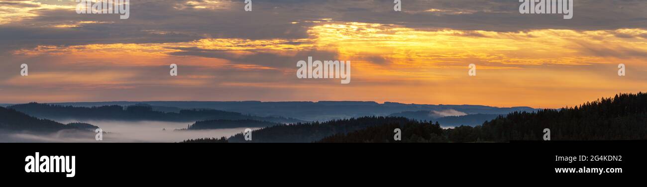 Am Morgen Abend Panoramablick auf den Sonnenuntergang Blick auf den schönen Himmel von Böhmisch Und mährischen Hochland in der Nähe von Krasne Dorf Stockfoto