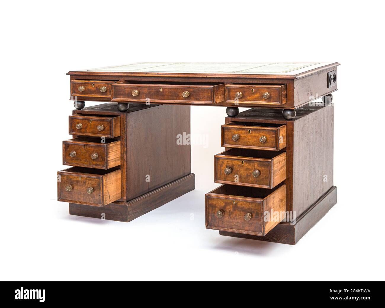 Alter, renovierter Schreibtisch mit geöffneten Schubladen und Stahlkugeln Stockfoto