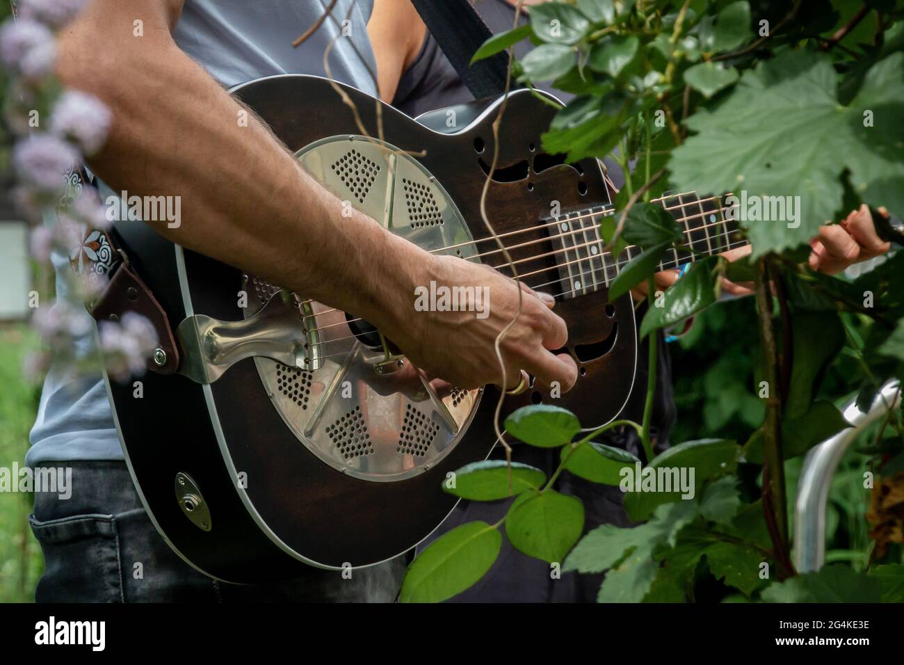 Akustische Gitarre wird im Garten gespielt Stockfoto