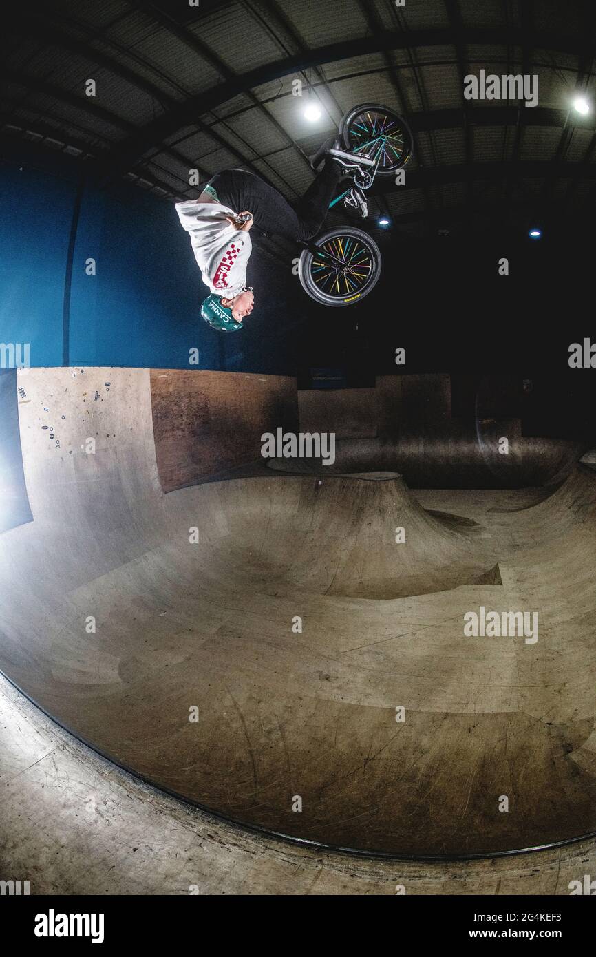 Jamie Jones, BMX Freestyle Tokyo Olympia hoffnungsvoll aus Swansea im Vereinigten Königreich. Bild: Reiten auf der Ramp World in Cardiff. Stockfoto