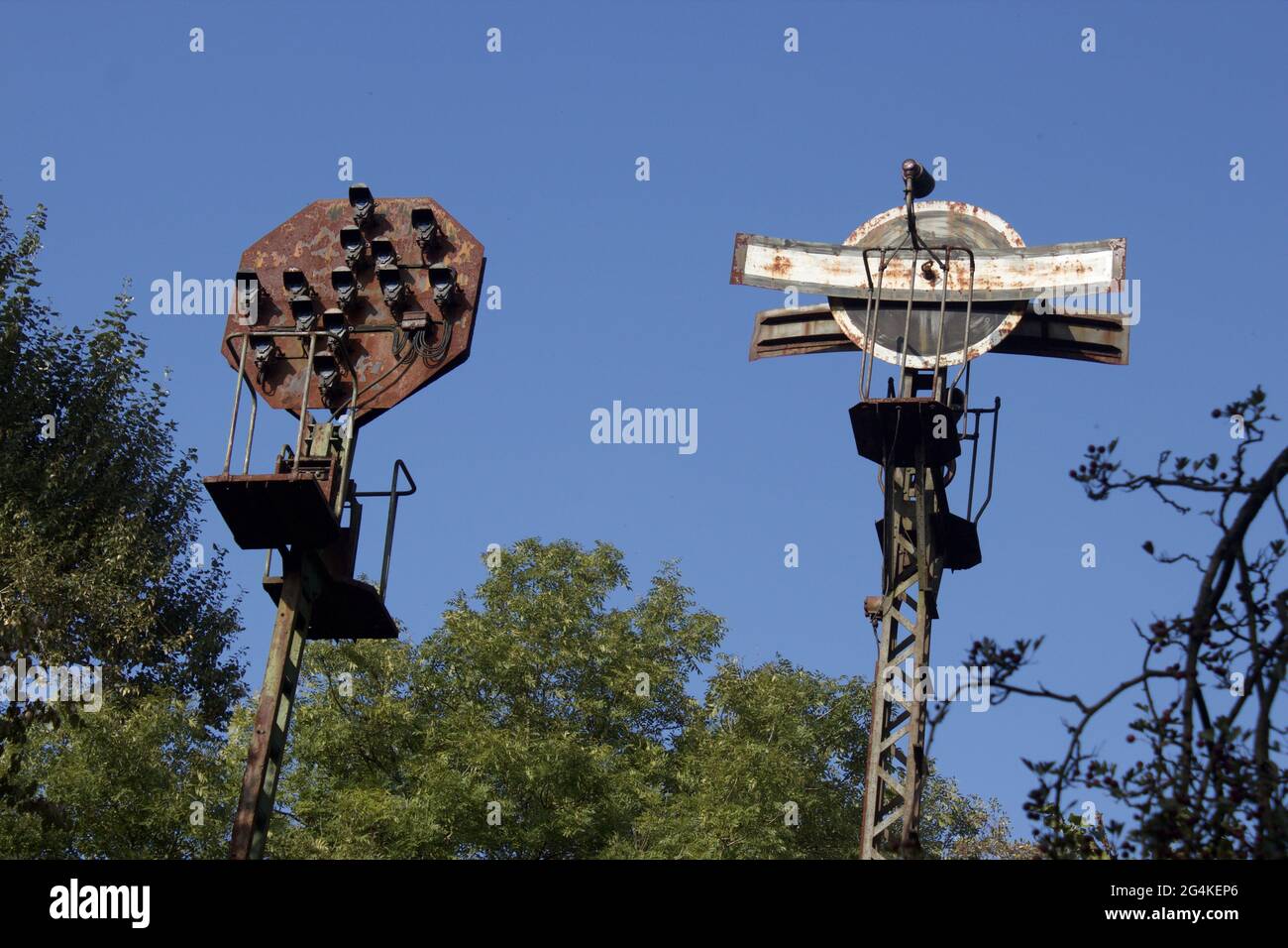 Aufnahme der Fahrsignale aus rostetem Blech im Eisenbahnmuseum. Stockfoto