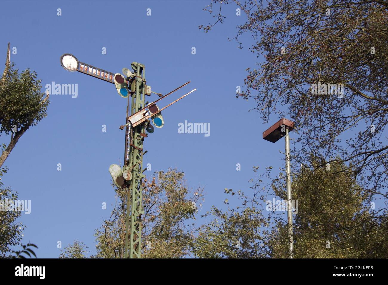 Aufnahme der Fahrsignale aus rostetem Blech im Eisenbahnmuseum. Stockfoto