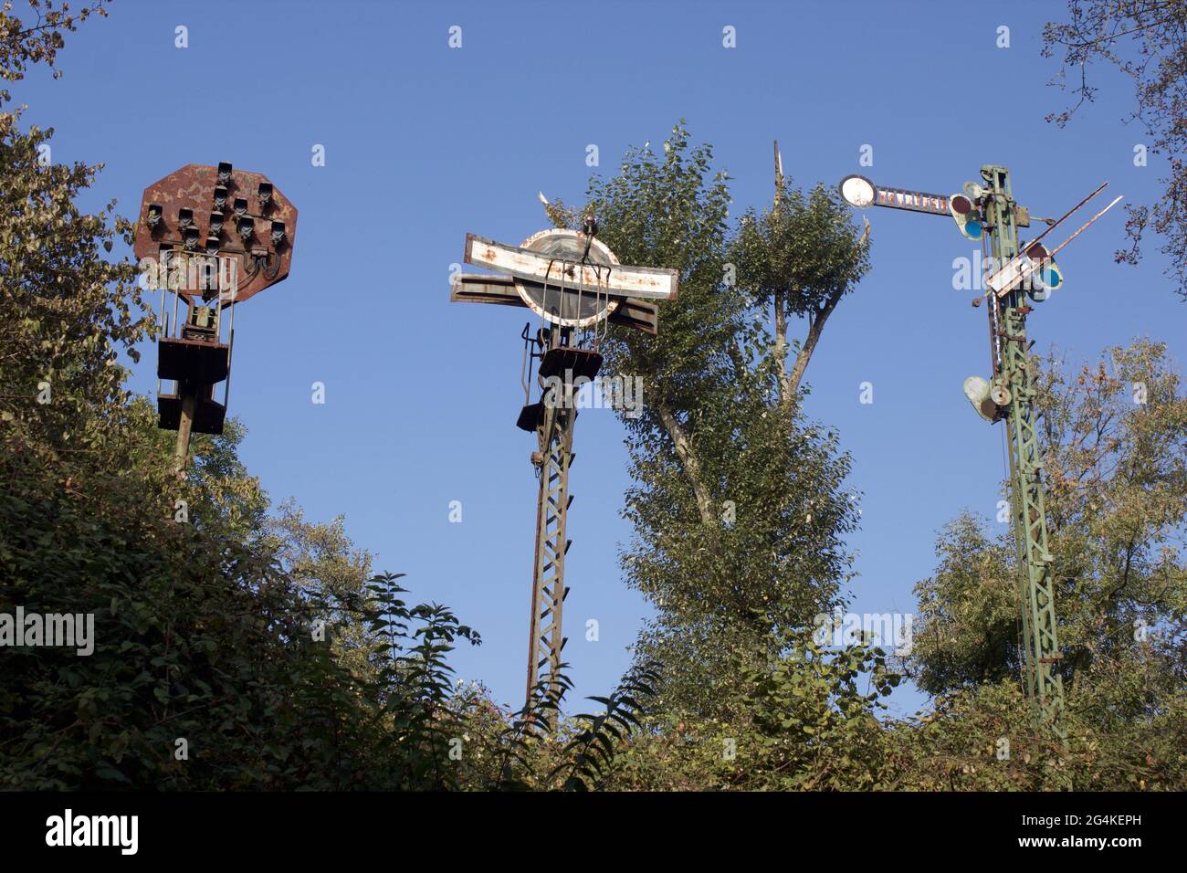 Aufnahme der Fahrsignale aus rostetem Blech im Eisenbahnmuseum. Stockfoto