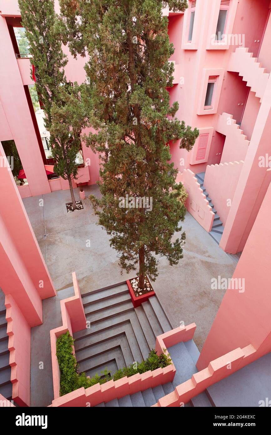 Geometrische Gebäudestruktur in rosa Tönen. Calpe, Spanien Stockfoto