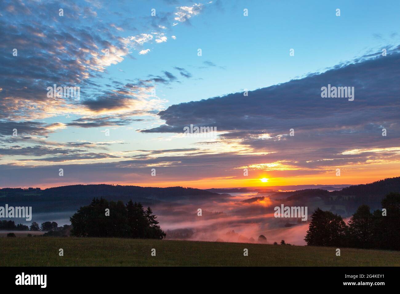 Am Morgen Abend Panoramablick auf den Sonnenuntergang Blick auf den schönen Himmel von Böhmisch Und mährischen Hochland in der Nähe von Krasne Dorf Stockfoto