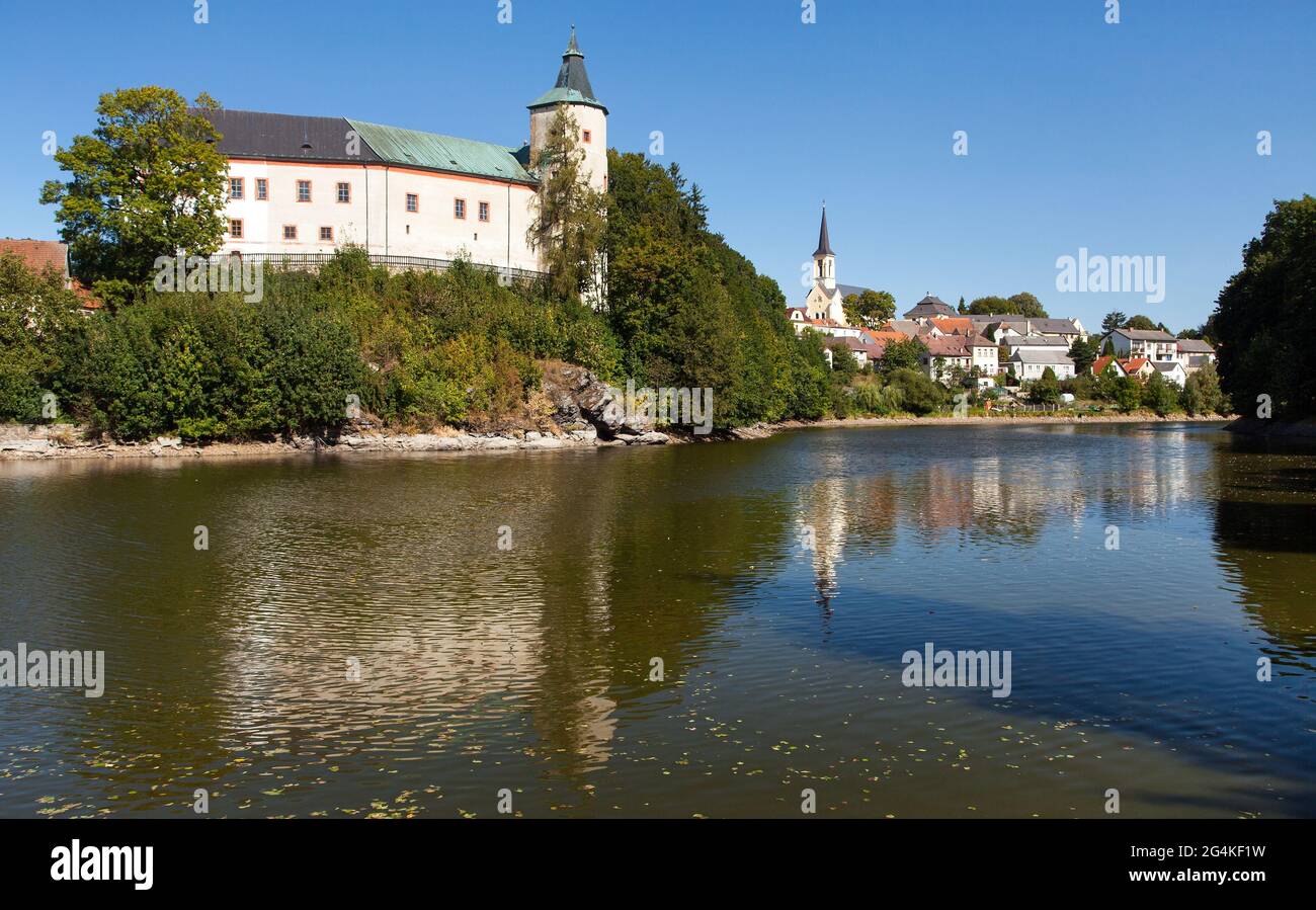 Zirovnice Renaissance- und Barockschloss über der Wasseroberfläche. Böhmisches und Mährisches Hochland, Tschechische Republik Stockfoto