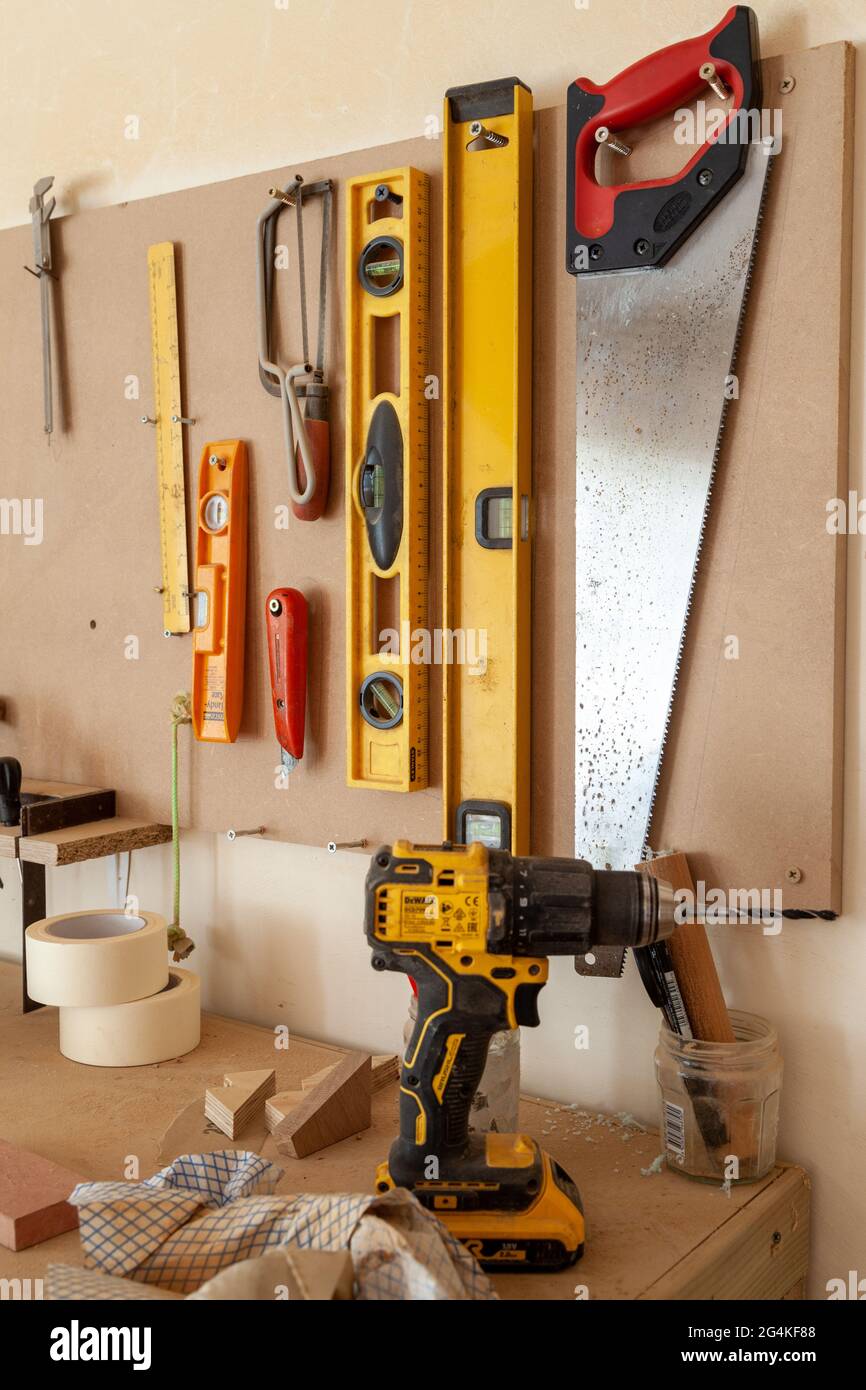 Eine Sammlung von Handwerkzeugen auf einer Werkbank Stockfoto