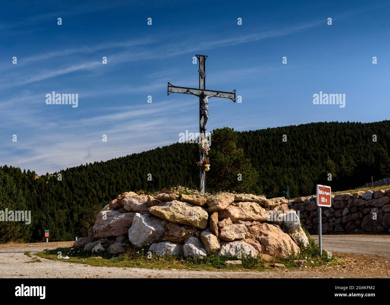 Das Kreuz von Rasos (La Creu dels Rasos), im alten Skigebiet von Rasos de Peguera (Berguedà, Barcelona, Katalonien, Spanien, Pyrenäen) Stockfoto