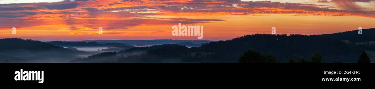 Am Morgen Abend Panoramablick auf den Sonnenuntergang Blick auf den schönen Himmel von Böhmisch Und mährischen Hochland in der Nähe von Krasne Dorf Stockfoto