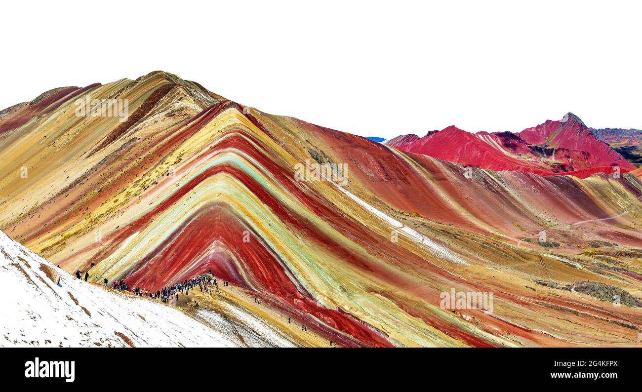 Rainbow Mountain oder Vinicunca Montana de Siete Colores isoliert auf weißem Himmel Hintergrund, Cuzco oder Cusco Region in Peru, peruanischen Anden, Pano Stockfoto