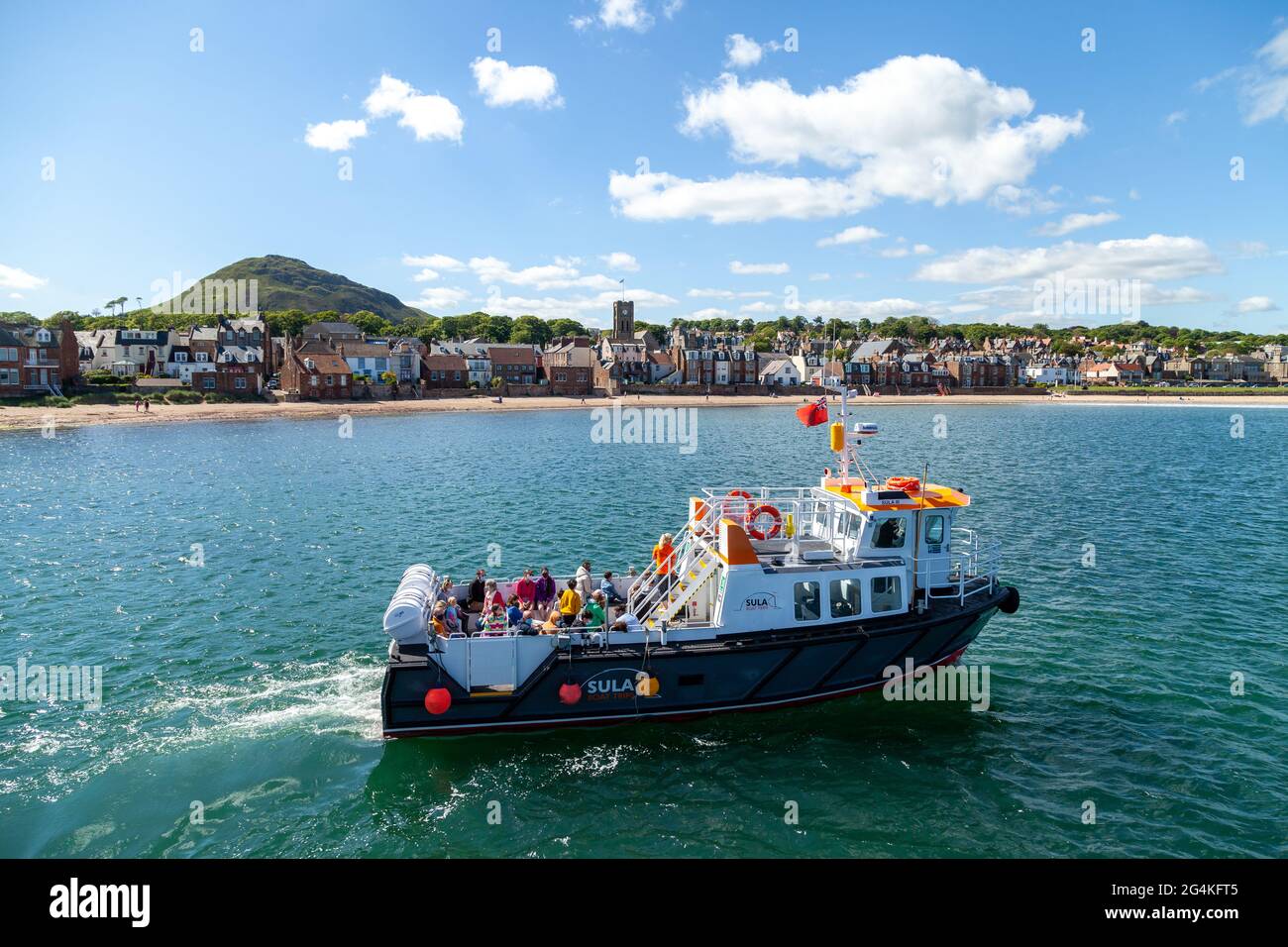 Das Touristenboot „The Sula“ verlässt den Hafen von North Berwick für eine Vergnügungsreise Stockfoto Das Touristenboot „The Sula“ verlässt den Hafen von North Berwick für eine Vergnügungsreise Stockfoto