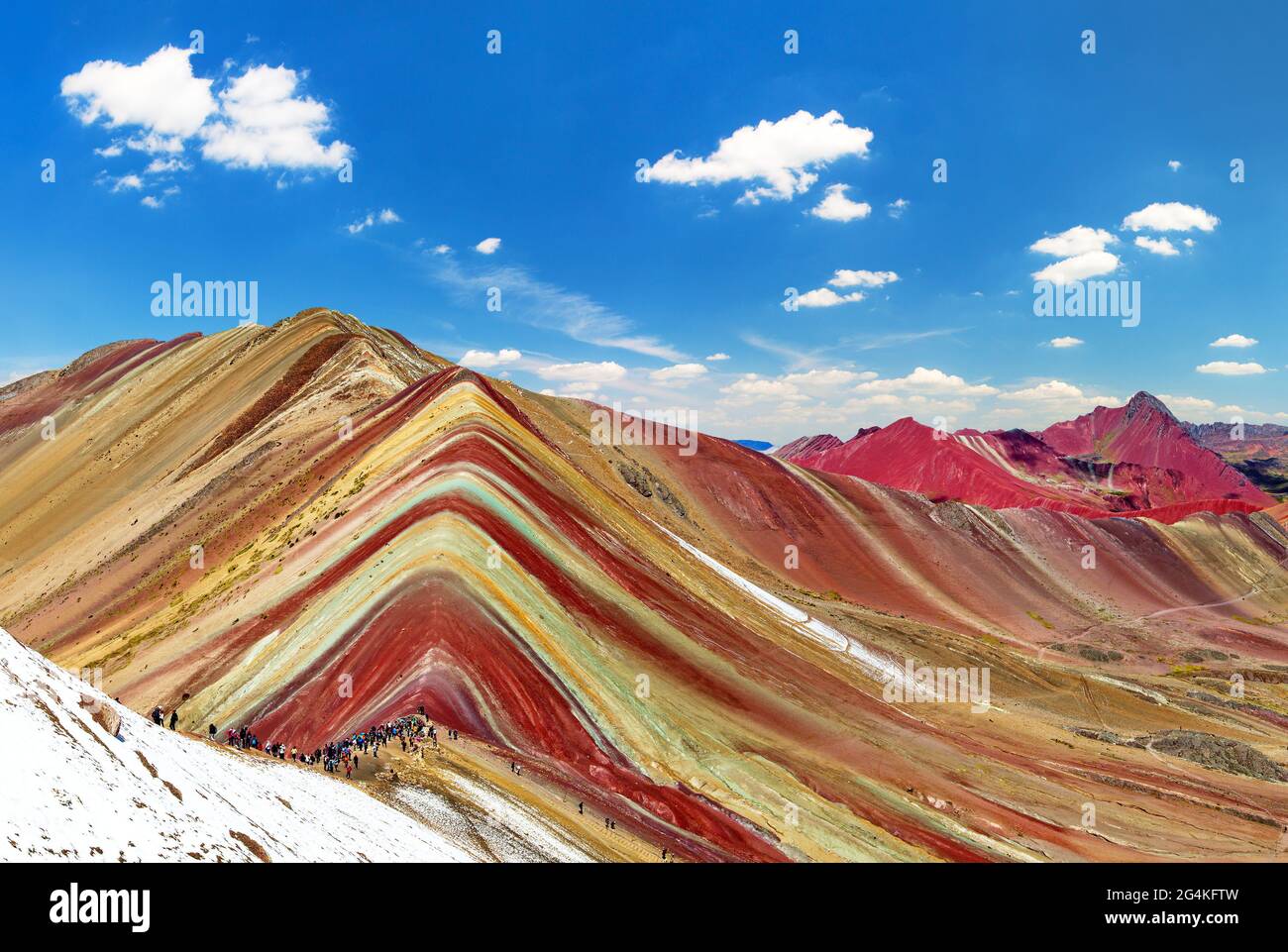 Rainbow Mountain oder Vinicunca Montana de Siete Colores und schönen Himmel, Cuzco oder Cusco Region in Peru, peruanischen Anden, Panoramablick Stockfoto