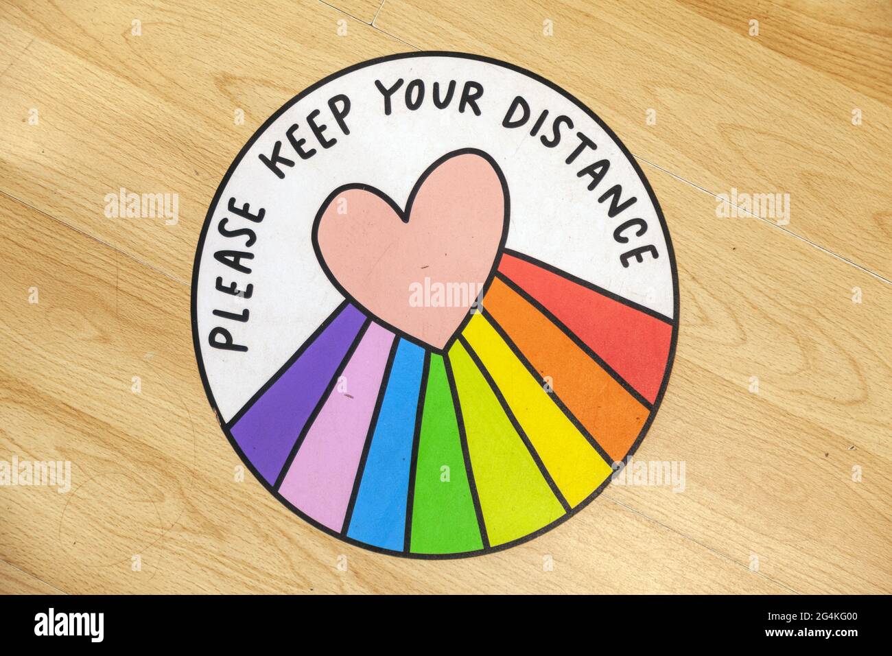 Bitte behalte dein Distanzzeichen mit Regenbogen und Herz Stockfoto