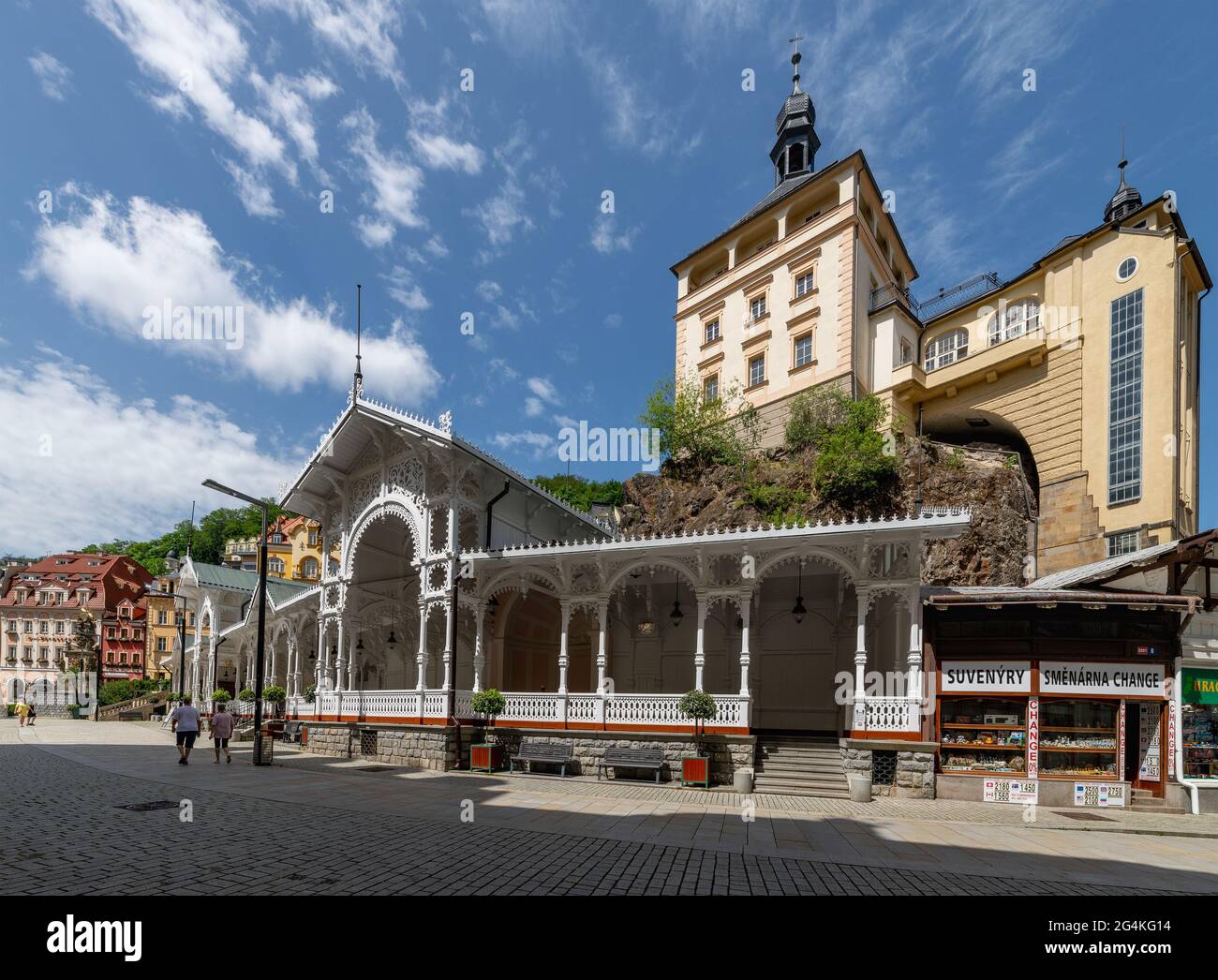 Karlovy Vary, Tschechische Republik - 21. Juni 2021: Sonniger Tag im großen tschechischen Kurort Karlovy Vary (Karlsbad) im westlichen Teil Tschechiens Stockfoto