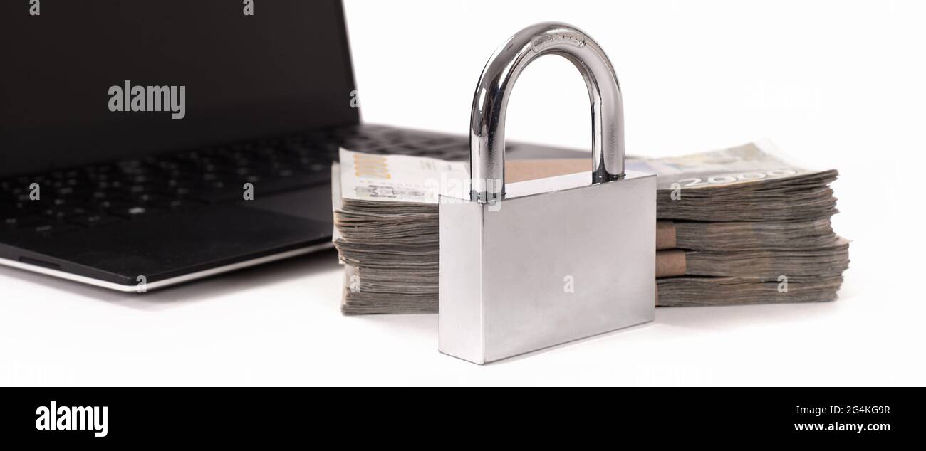 Cyberkriminalität. Internet Cyber Security Konzept mit einem Vorhängeschloss auf Laptop-Computer. Ransomware, Malware, Encrypt und Hacking. Datensicherheitskonzept Stockfoto