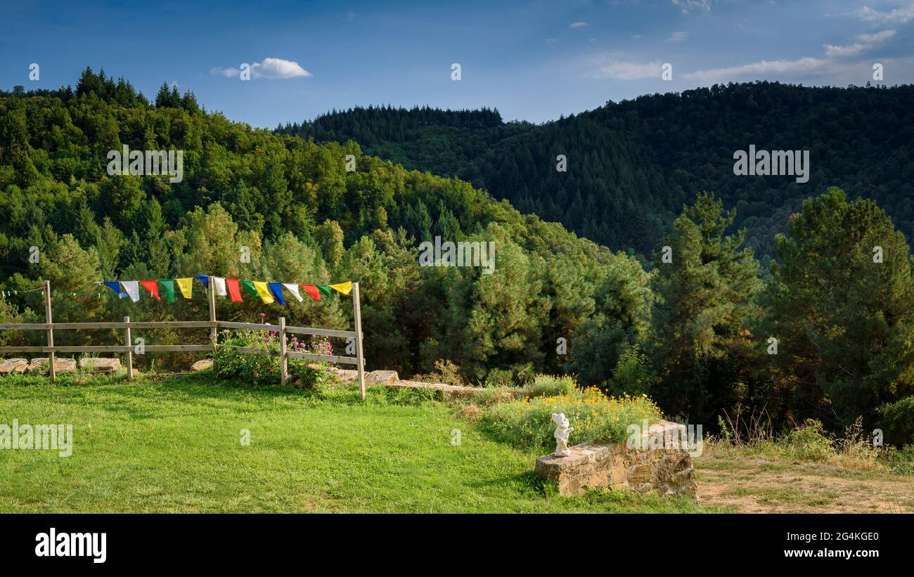 Tibetische Gebetsfahnen im Bauernhaus Solanells, vor dem Kastanienhain von l'Espinàs, in den Guilleries (Espinelves, Girona, Katalonien, Spanien) Stockfoto