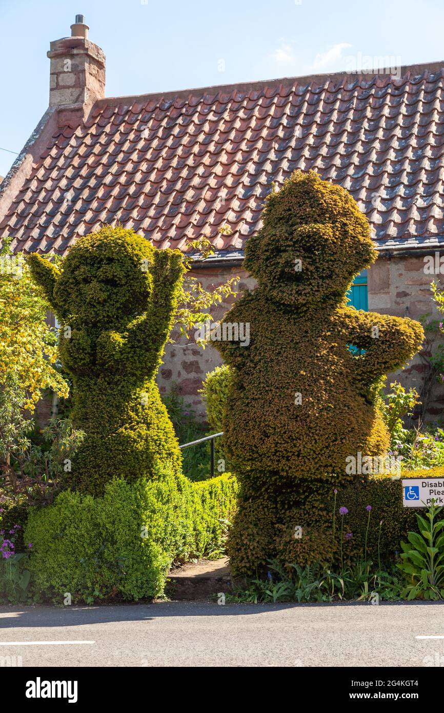 Männliche und weibliche Topiarfiguren im Dorf Stenton Stockfoto