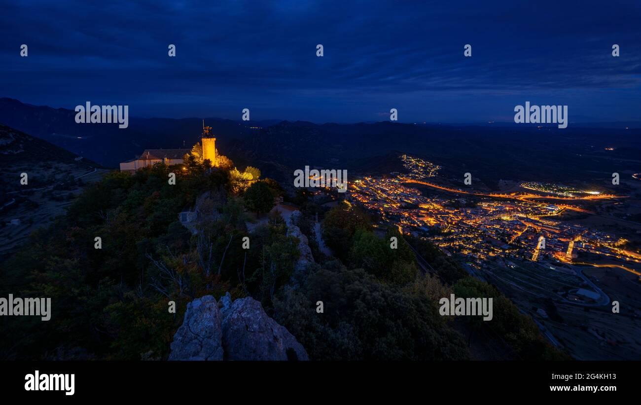 Dämmerung und blaue Stunde im Heiligtum von Queralt (Berguedà, Barcelona, Katalonien, Spanien, Pyrenäen) ESP: Crepúsculo en el Santuario de Queralt (España) Stockfoto