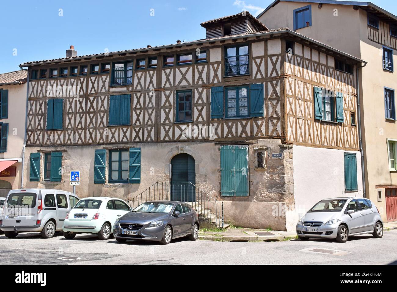 Ein restauriertes, dreistöckiges mittelalterliches Gebäude in Limoges, zwischen der Stadt und dem Fluss und der Straße, die zum Haupttor der Stadt führte. Stockfoto