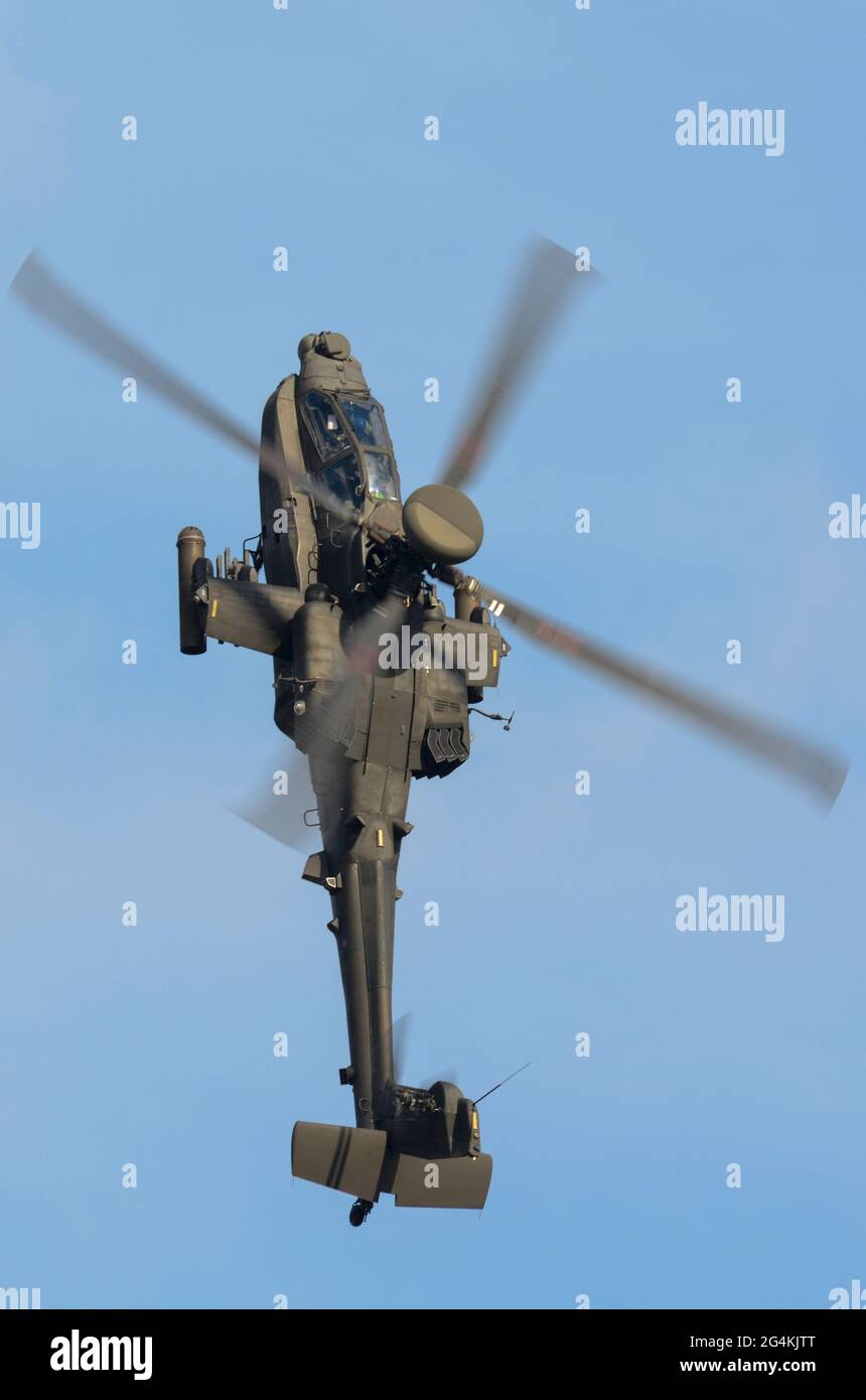 Britische Armee Apache Gunship fliegen in extremer Haltung. AgustaWestland WAH-64 Longbow Apache. Manövrieren in Agilität Demonstration Stockfoto