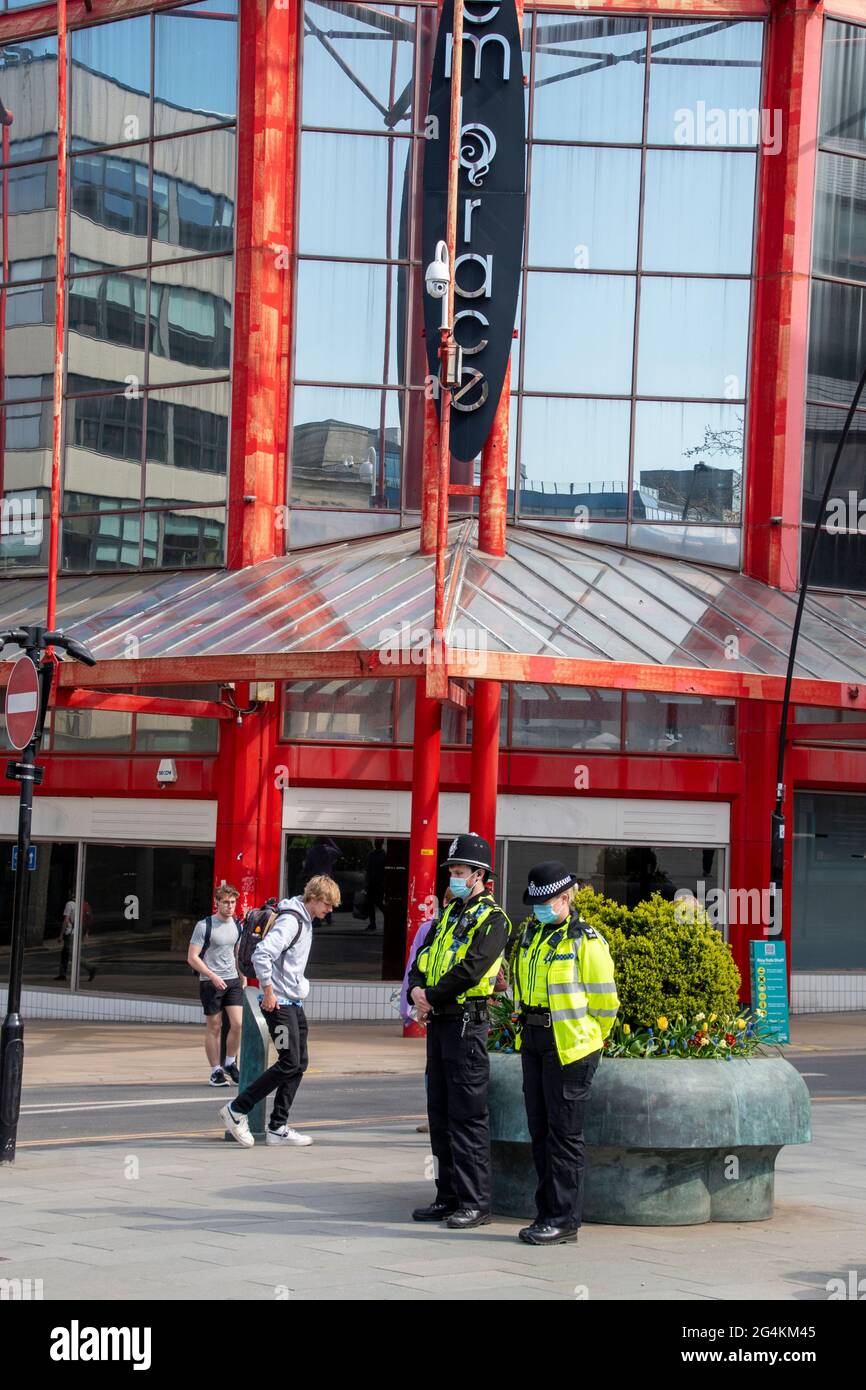 Sheffield UK: 17. April 2021: Zwei maskierte Polizeibeamte überwachen die Straßen des Stadtzentrums von Sheffield, während es nach der Pandemie-Lockdow wieder eröffnet wird Stockfoto