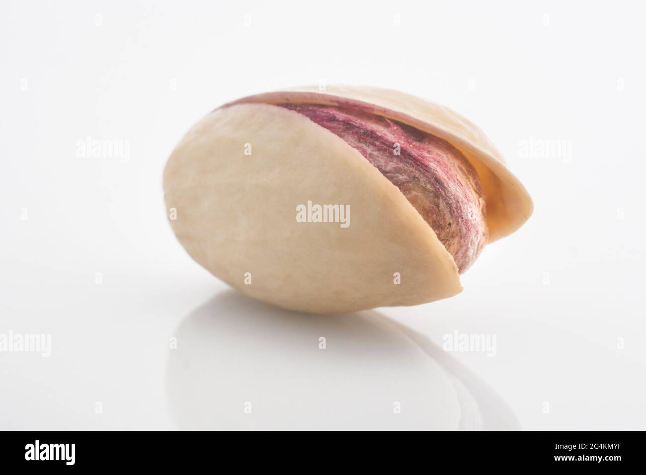Sizilianische Pistazie auf glänzendem Weiß, Bronte, Sizilien, Italien, Europa Stockfoto
