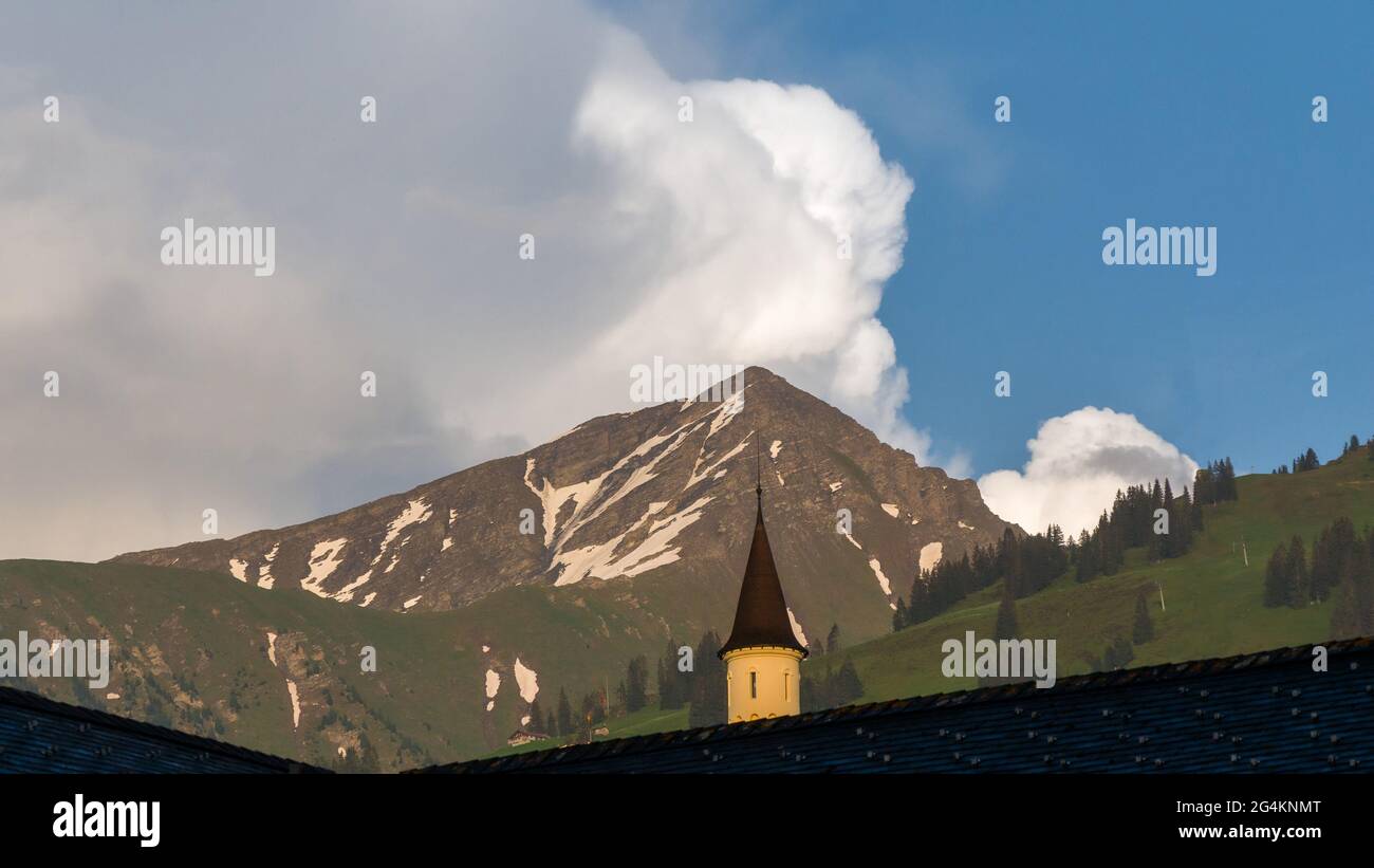 Blick aus der Ferne auf Berggipfel und Gewitterwolken Stockfoto