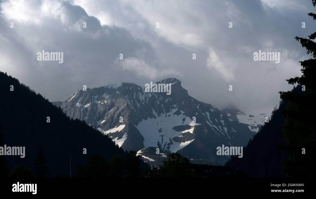 Gewitterwolken hängen über den Alpen Stockfoto