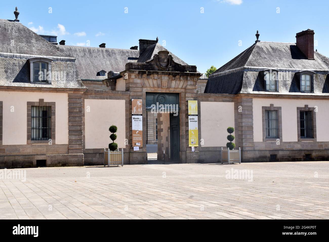 Der Eingang zum Bischofspalast, Limoges, Frankreich, ist symmetrisch angelegt, mit ehemaligen Stallblöcken auf beiden Seiten des zentralen Tores. Stockfoto