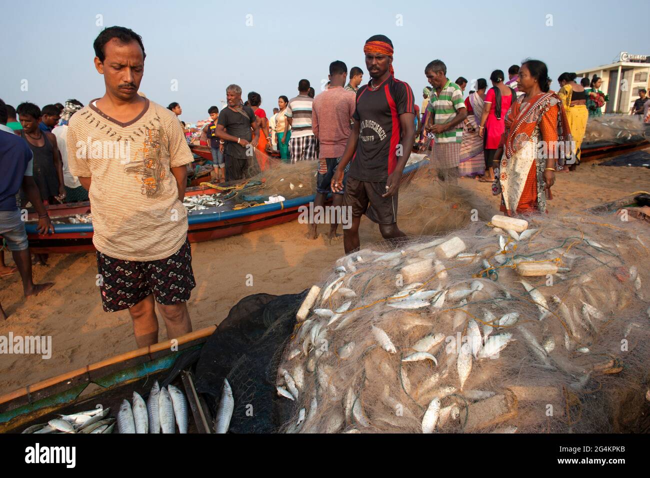 Angelaktivitäten von lokalen Fischern in Puri, Odisha, dem beliebtesten touristischen Strand im Osten Indiens. Touristen genießen und kaufen Fisch. Stockfoto