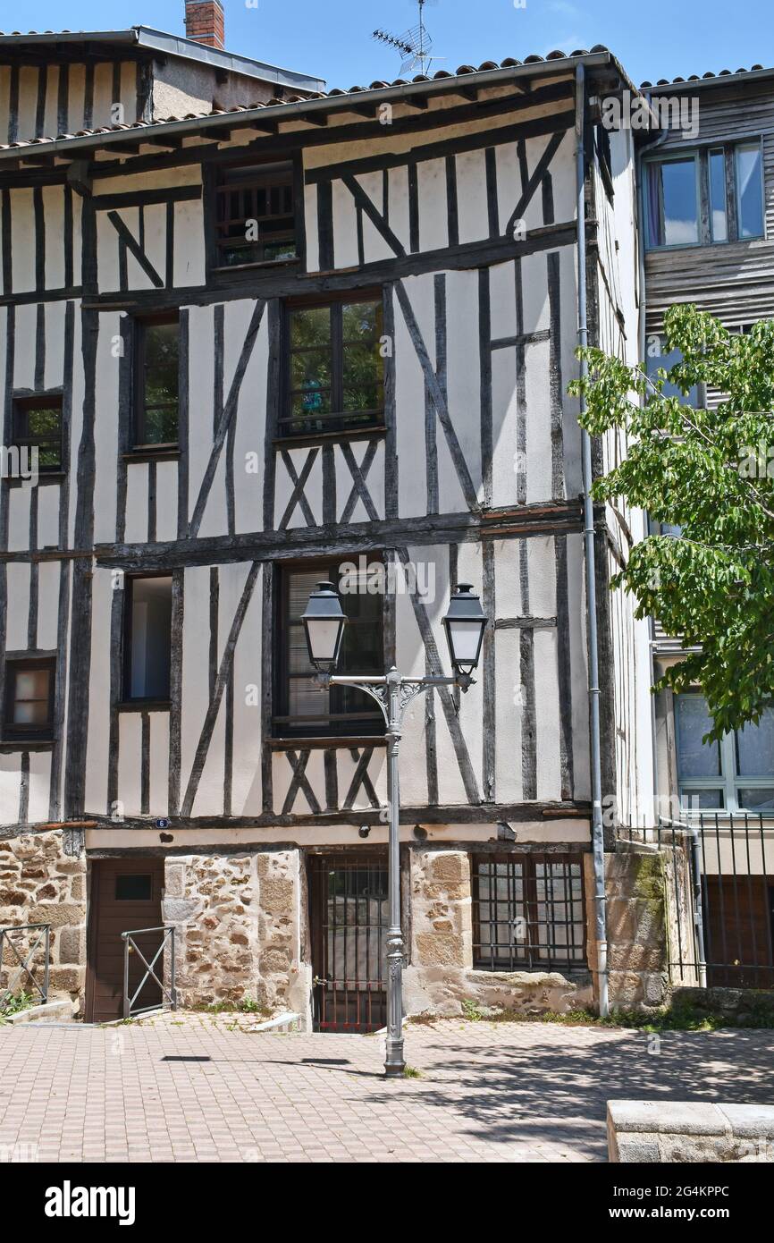 Der Place de la Barreyrrette, jahrhundertelang der Schlachthof des Metzgerviertels von Limoges, wurde heute als ruhige Wohngegend restauriert. Stockfoto