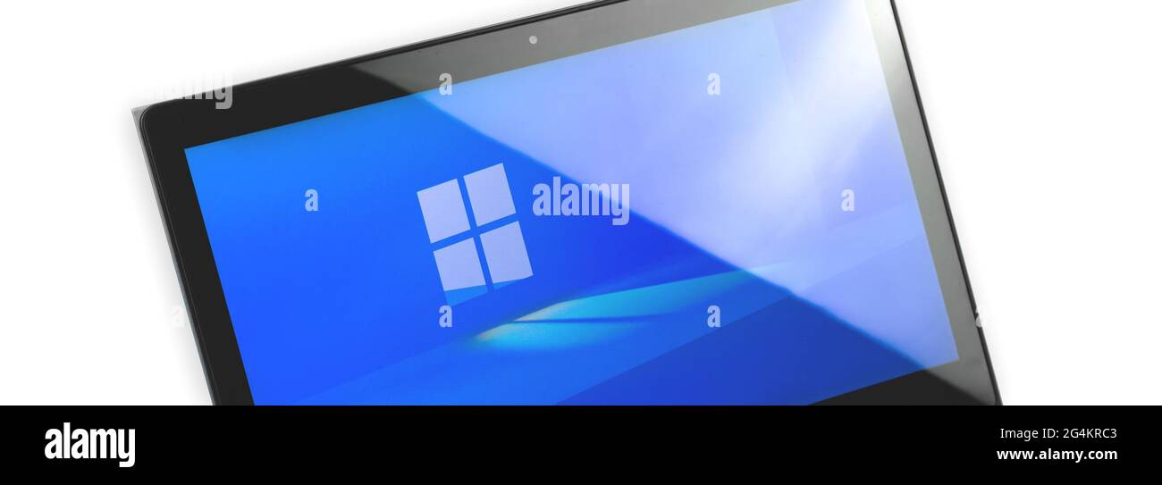 Charkow, Ukraine - 18. Juni 2021: Microsoft Windows 11 neue Software-Update auf dem Bildschirm von laprop, Banner, weiß isolierten Hintergrund Stockfoto
