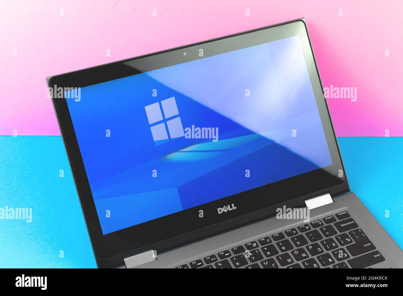 Charkow, Ukraine - 18. Juni 2021: Microsoft Windows 11 neue Update-Logo Wallpaper Bildschirm Foto Stockfoto