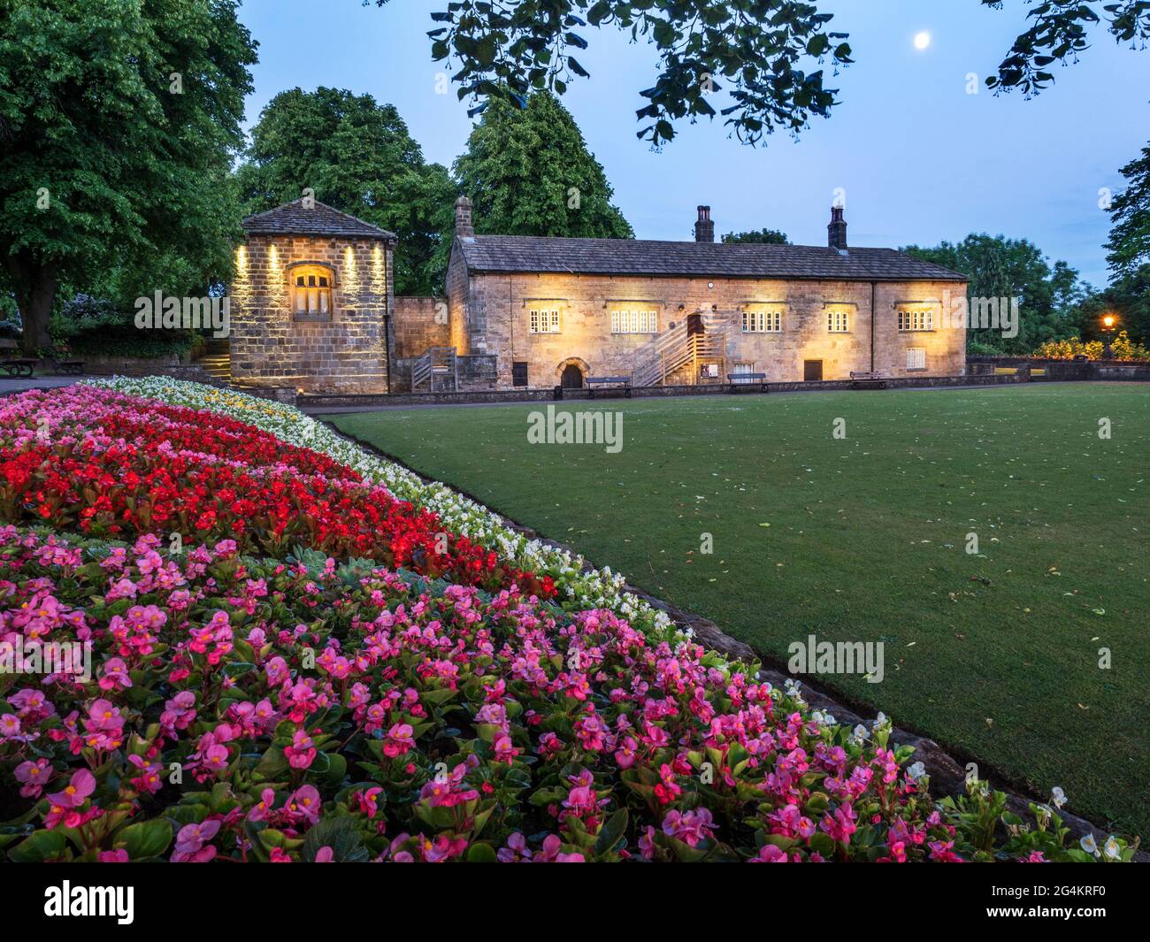 Das Couthouse Museum wurde in der Abenddämmerung auf dem Schlossgelände in Knaresborough North Yorkshire England beleuchtet Stockfoto