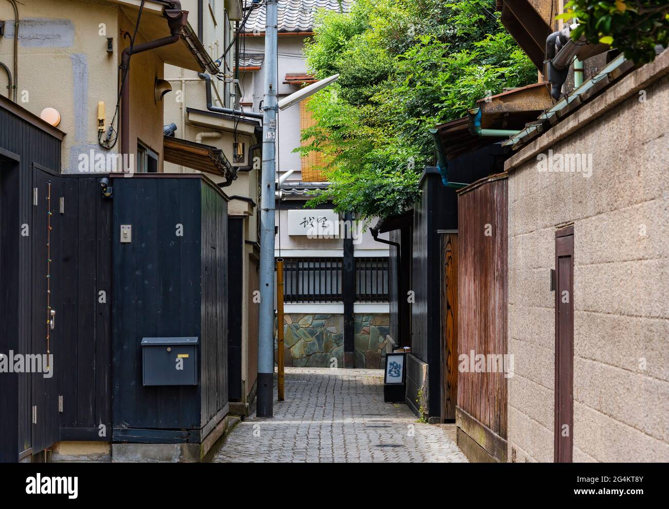 tokio, japan - 08 2021. juni: Enger gepflasterter Pfad des Kakurenbo yokocho oder verstecken Sie sich und suchen Gasse im alten Rotlichtviertel von Ushigome Hanamachi mit Th Stockfoto