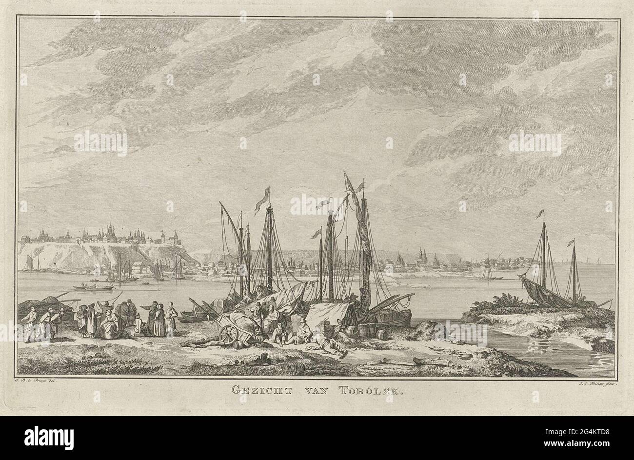 . Blick auf die Stadt Tobolsk in Sibirien, vom Fluss aus gesehen. Schiffe im Vordergrund. Stockfoto