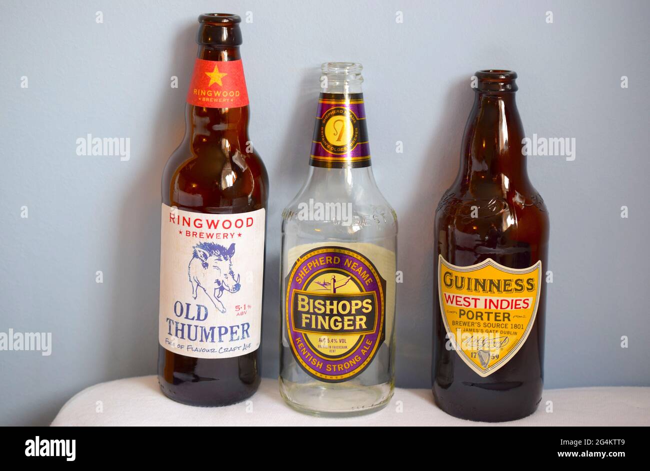 Leere Bierflaschen mit bunten Etiketten Stockfotografie - Alamy