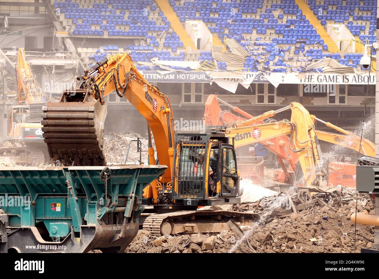 Auftragnehmer arbeiten daran, den Fußballclub White Hart Lane von Tottenham Hotspur zu zerstören. Stockfoto
