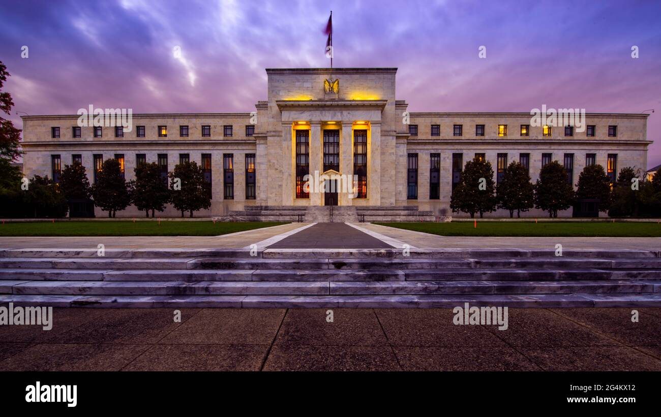 Vor der US-Notenbank Federal Reserve Bank, der Regierungsbehörde, die die Zinssätze kontrolliert, bei Sonnenuntergang in Washington DC im Sommer. Stockfoto