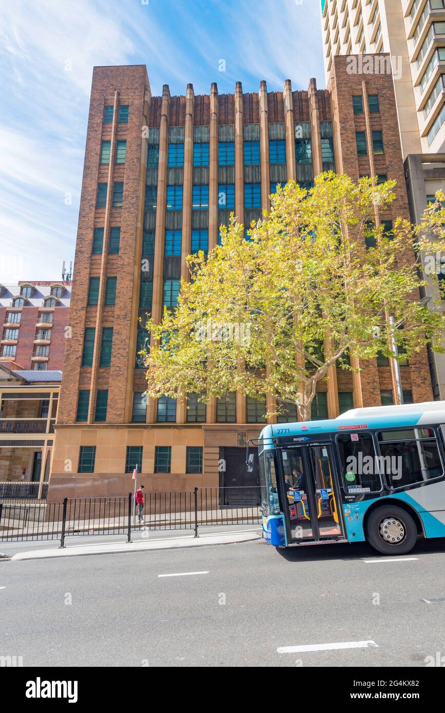 Das Transport House mit Blick auf die Phillip Street (auch Macquarie Street) ist ein Gebäude aus dem Jahre 1938, das im klassizistischen Stil erbaut wurde und im Art déco-Stil gehalten wurde Stockfoto