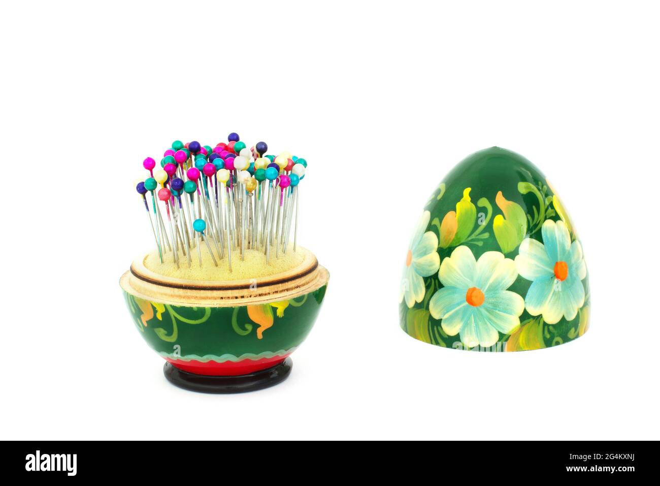Nadeln. Stifte. Nähset. Bemaltes Ei. Bemaltes Holzei. Folklore. Ukrainische Kunst Stockfoto
