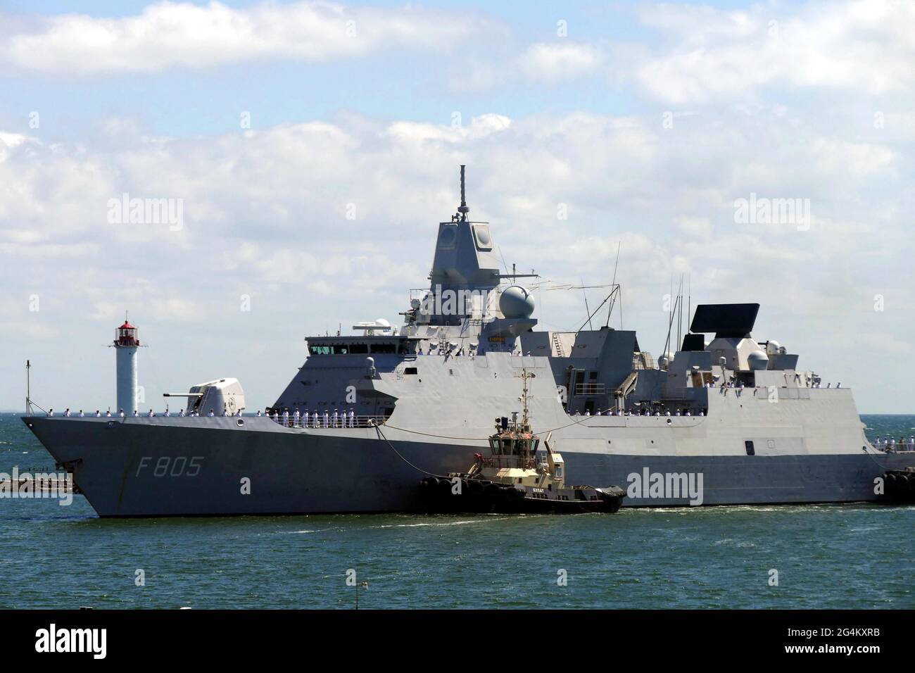 ODESA, UKRAINE - 18. JUNI 2021 - die HNLMS Evertsen (F805) Fregatte der Royal Netherlands Navy erreicht den Hafen von Odesa, Südukraine. Stockfoto